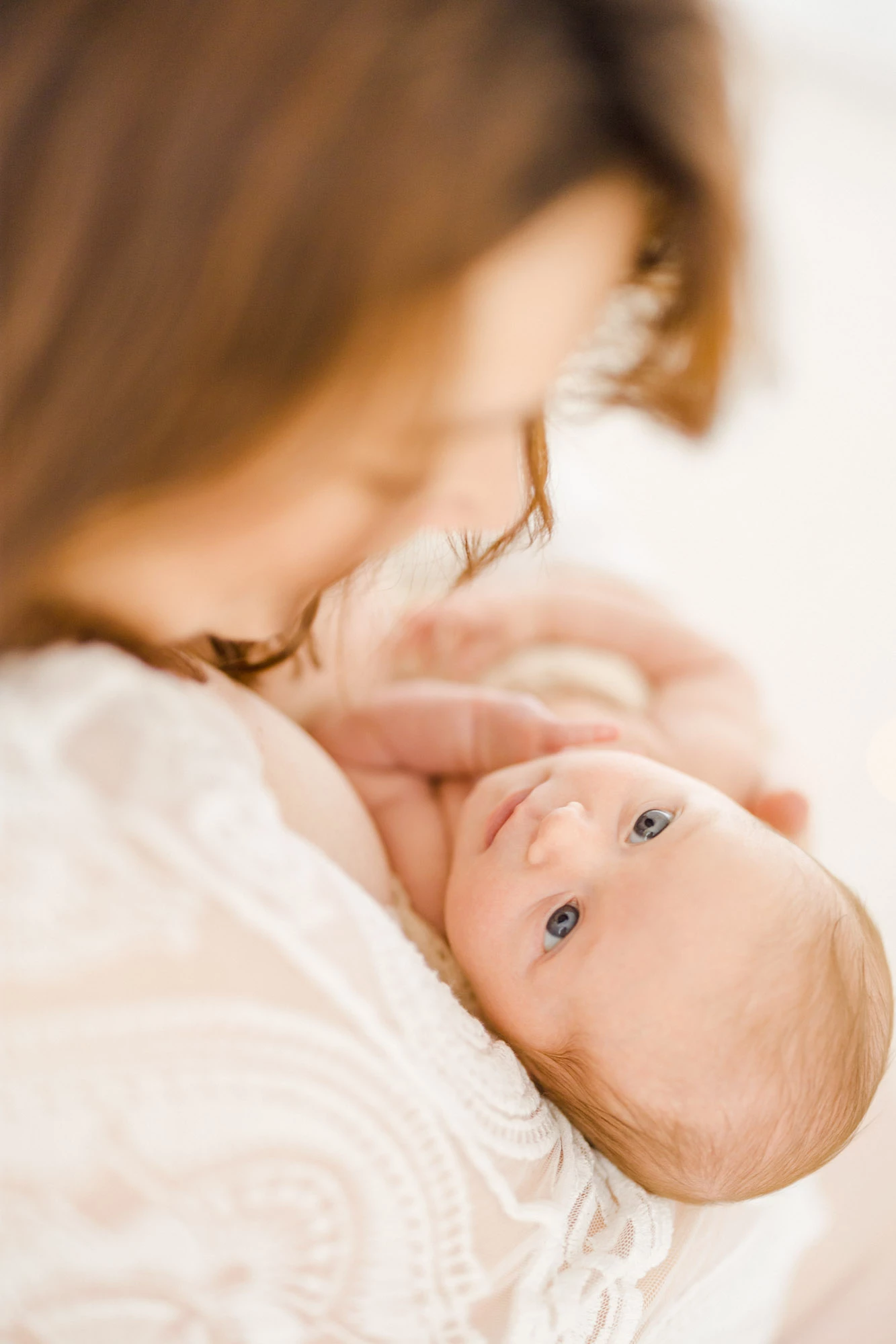 enfant bonheur marron gris bébé